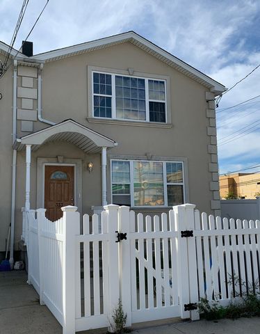 5 BR, 4.00 BTH 2 story style home in Rockaway Park